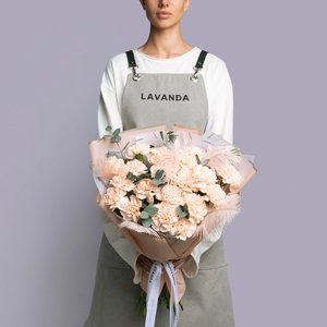 Персиковые диантусы с перьями и ароматным эвкалиптом