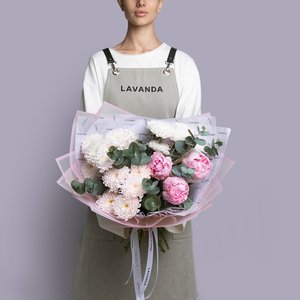 Нежный букет с розовыми пионами и кустовыми хризантемами