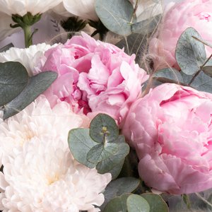 Нежный букет с розовыми пионами и кустовыми хризантемами