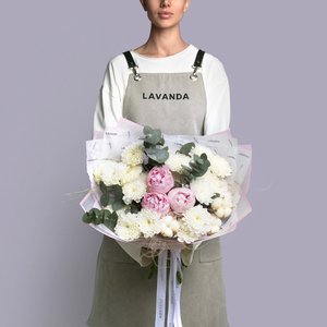 Букет нежных хризантем с хлопком и пионами