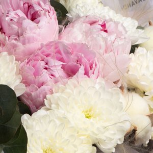 Букет нежных хризантем с хлопком и пионами