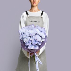 Фиолетовый букет воздушных хризантем и ароматной лаванды