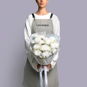 Белые хризантемы с ромашками в светлом оформлении