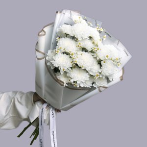 Белые хризантемы с ромашками в светлом оформлении