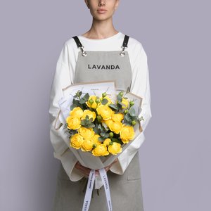 Желтые пионовидные розы с эвкалиптом