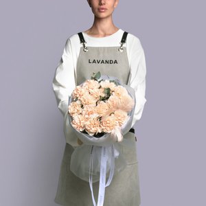 Букет диантусов с перьями и эвкалиптом