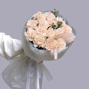 Букет диантусов с перьями и эвкалиптом