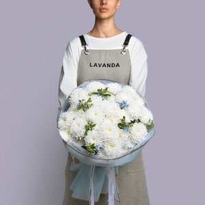 Воздушные белые хризантемы с оксипеталумом нежно-голубого цвета