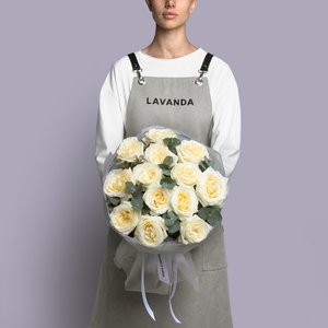 Кремовые пионовидные розы в белом оформлении с эвкалиптом