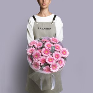 Розовые герберы с эвкалиптом в белом оформлении