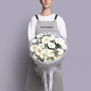 Белые герберы с эвкалиптом в белом оформлении