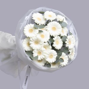 Белые герберы с эвкалиптом в белом оформлении