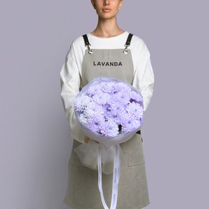 Сиреневые хризантемы в белом оформлении