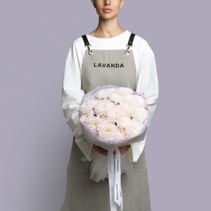 Розовые хризантемы в белом оформлении