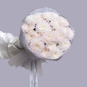 Розовые хризантемы в белом оформлении