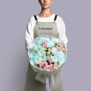 Голубые хризантемы с ромашками и розовыми диантусами в белой упаковке