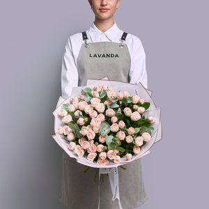 Нежный букет пионовидных роз