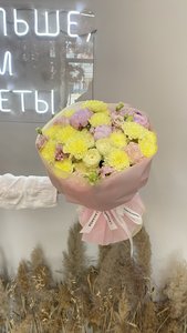 Нежный букет с пионами и кустовой розой