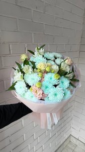 Букет нежных хризантем с эустомой
