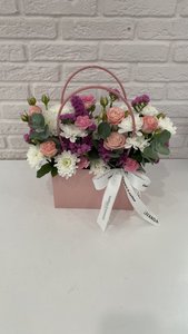 Композиция хризантем и кустовых роз