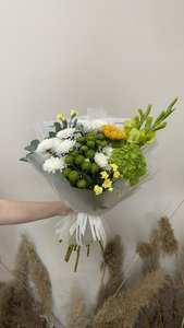 Букет с подсолнухами и гладиолусами