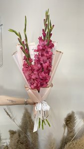Яркий букет с гладиолусами