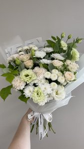 Нежный букет с кремовой розой