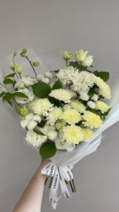 Букет с эустомой и хлопком