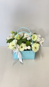 Композиция с эустомой и малиной