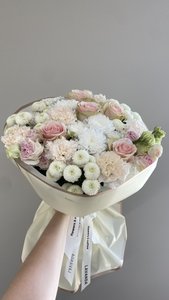 Нежный букет с розами и хризантемой