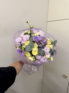 Букет с лимонными кустовыми розами