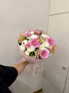 Букет с розовыми герберами