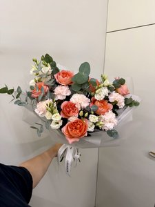 Букет с яркими пионовидными розами