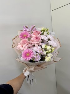 Букет с розовыми розами и герберами