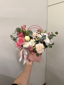 Композиция с розовыми диантусами