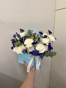 Композиция с белыми диантусами