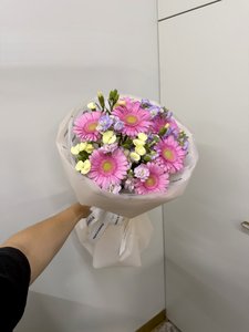 Букет с герберами и диантусами