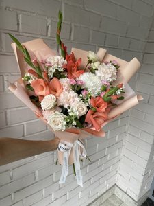 Нежный букет с коралловыми гладиолусами