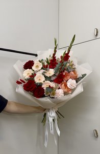 Букет с красными гладиолусами