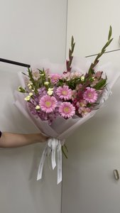 Букет с розовыми гладиолусами и герберами