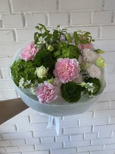 Букет с зеленой гортензией и диантусами Грин Трик