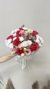 Ароматный букет с малиновыми розами