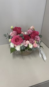 Кашпо с яркими розами 