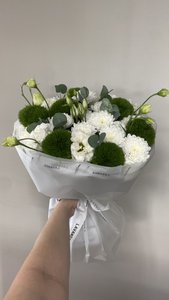 Букет с диантусами и эустомой