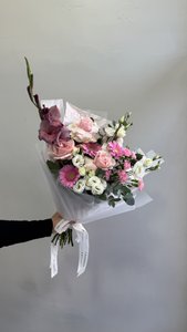 Букет с гладиолусом и розами