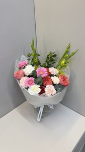 Яркий букет с садовой розой