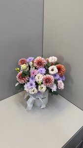Шляпная коробка с георгинами 