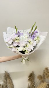 Нежный букет с гладиолусами 
