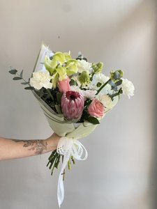 Букет с протеей и диантусами