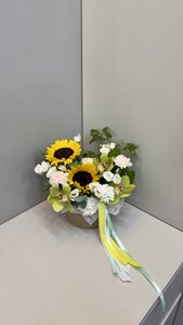 Плетеное кашпо с подсолнухами
